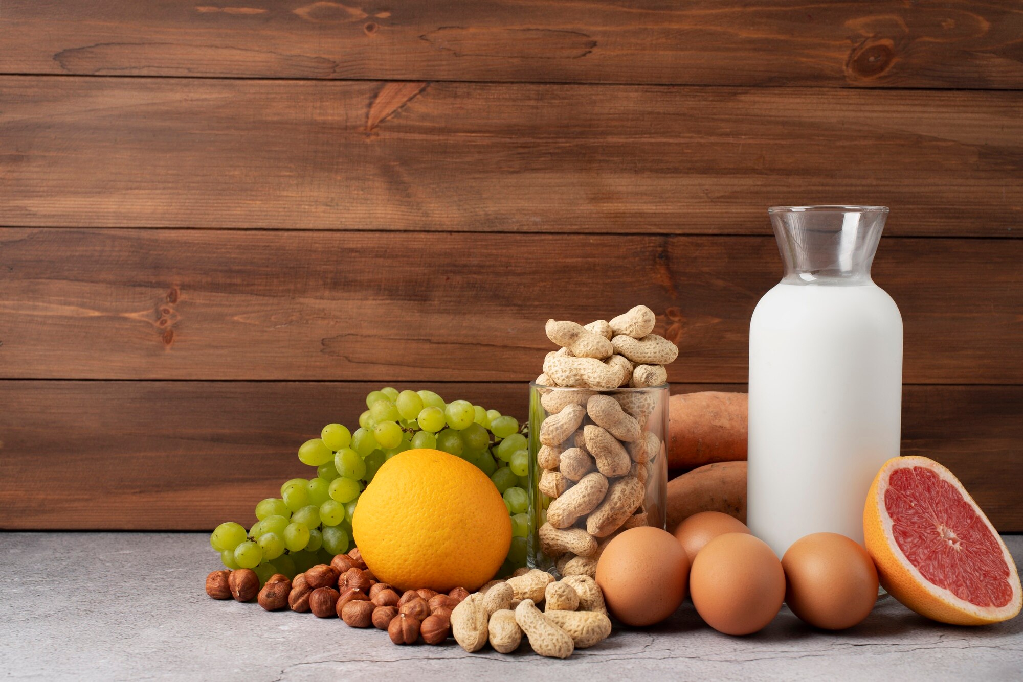 Vitamin dan suplemen makanan semula jadi tersusun di atas meja kayu